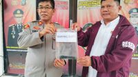Kapolsek Bengkong AKP Tigor Dabariba Dan Kanit Reskrim Menunjukkan Barang Bukti Yang Digunakan RS Untuk Melukai Dirinya Kapolsek Bengkong AKP Tigor Dabariba Dan Kanit Reskrim Menunjukkan Barang Bukti Yang Digunakan RS Untuk Melukai Dirinya
