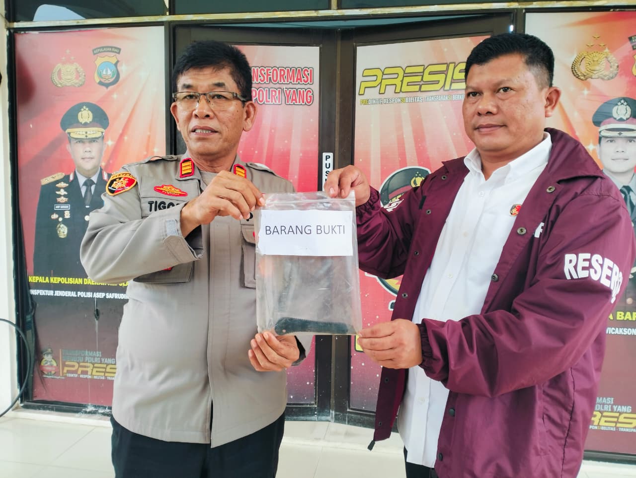 Kapolsek Bengkong AKP Tigor Dabariba Dan Kanit Reskrim Menunjukkan Barang Bukti Yang Digunakan RS Untuk Melukai Dirinya