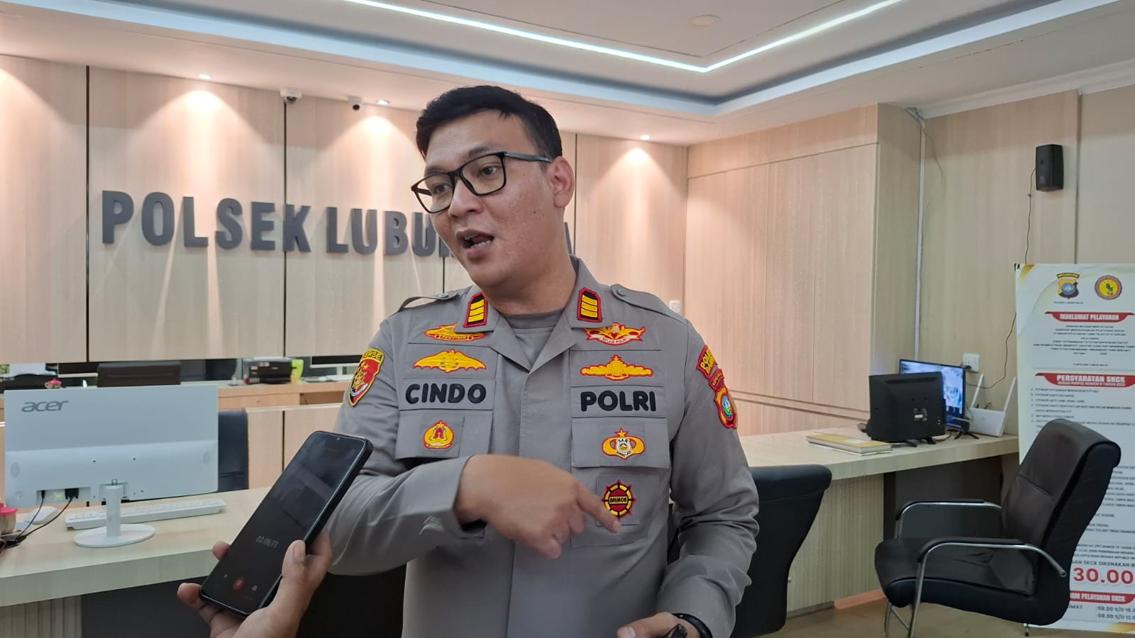Kapolsek Lubuk Baja, AKP Cindo Kottama Saat Memberikan Keterangan Pers Terkait Video Viral Penganiayaan Tukang Parkir Di Hotel Lovina Inn Nagoya