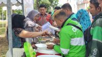 Warga Antusias Mengambil Makanan Yang Disediakan Oleh Ditkrimsus Polda Kepri Dan Media Di Kawasan Bundaran Tengku Hamidah