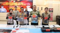 Wakapolresta Barelang AKBP Fadli Agus Dan Kasat Reskrim Kompol Agung Tri Poerbowo Menunjukkan Barang Bukti Sim Palsu,