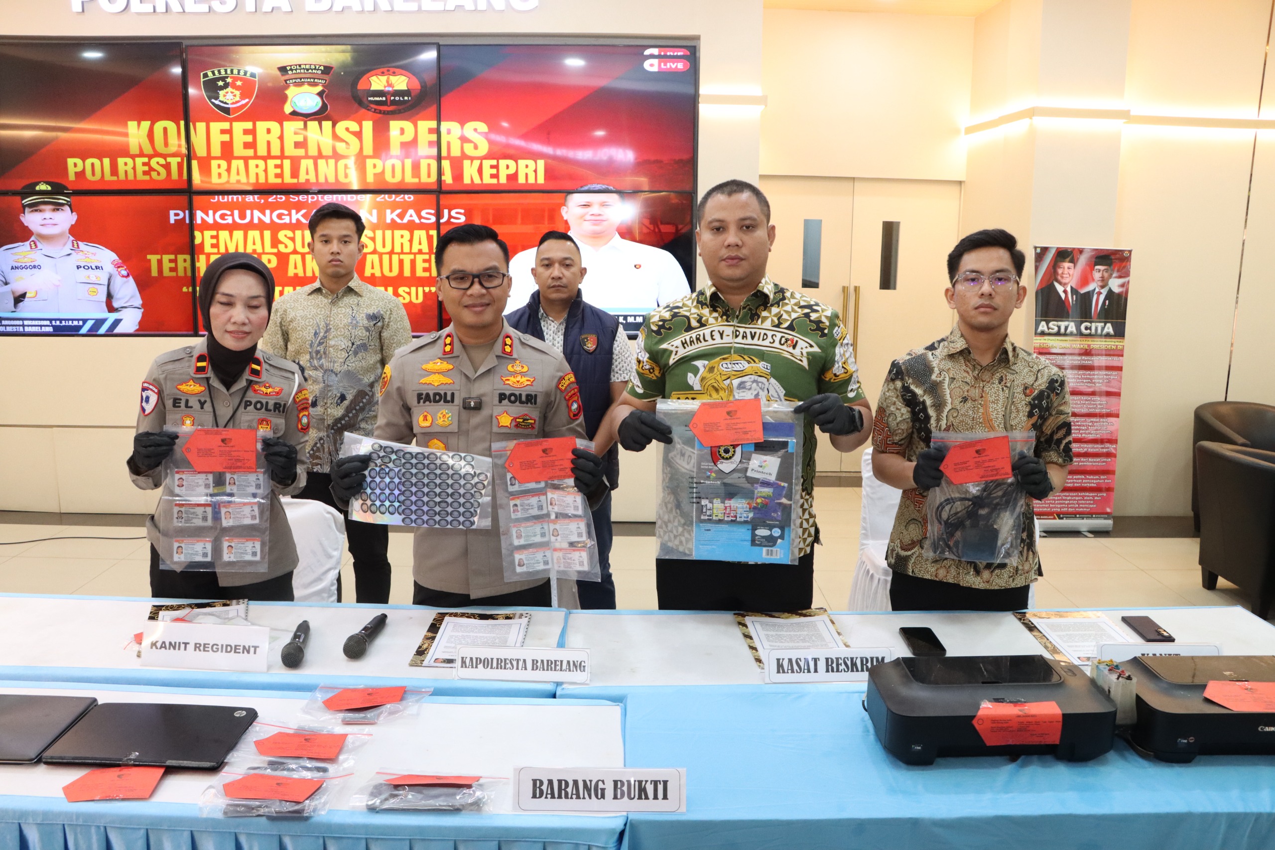 Wakapolresta Barelang AKBP Fadli Agus Dan Kasat Reskrim Kompol Agung Tri Poerbowo Menunjukkan Barang Bukti Sim Palsu,