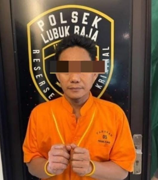 Polsek Lubuk Baja Mengamankan Dedi Arman (42) Atas dugaan Penganiayaan Berat Di Pasar Toss 3000.