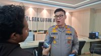 Kapolsek Lubuk Baja AKP Cindo Kottama Saat Memberikan Keterangan Pers Kepada Awak Media.