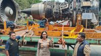 Kabid Humas Polda Kepri, Kombes Pol Dr. Nona Pricillia Ohei Dan Kasubdit 1 Indagsi Ditreskrimsus Polda Kepri AKBP Paksi Eka Saputra Menunjukkan Barang Bukti Mesin Bekas Pesawat Yang Diamankan. Kabid Humas Polda Kepri, Kombes Pol Dr. Nona Pricillia Ohei Dan Kasubdit 1 Indagsi Ditreskrimsus Polda Kepri AKBP Paksi Eka Saputra Menunjukkan Barang Bukti Mesin Bekas Pesawat Yang Diamankan.