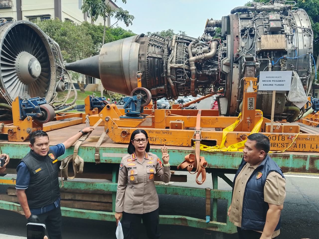 Kabid Humas Polda Kepri, Kombes Pol Dr. Nona Pricillia Ohei Dan Kasubdit 1 Indagsi Ditreskrimsus Polda Kepri AKBP Paksi Eka Saputra Menunjukkan Barang Bukti Mesin Bekas Pesawat Yang Diamankan.