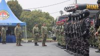 Asintel Kasal Laksda TNI Andy Kriswanto, S.E., M.M., Dan Dankodaeral IV Laksda TNI Berkat Widjanarko, S.E Meninjau Apel Kesiapsiagaan Penanggulangan Bencana Alam (Gulbencal) sekaligus meresmikan pembentukan Tim Reaksi Cepat atau Quick Response Naval Command Di Mako Kodaeral IV Di Batam.