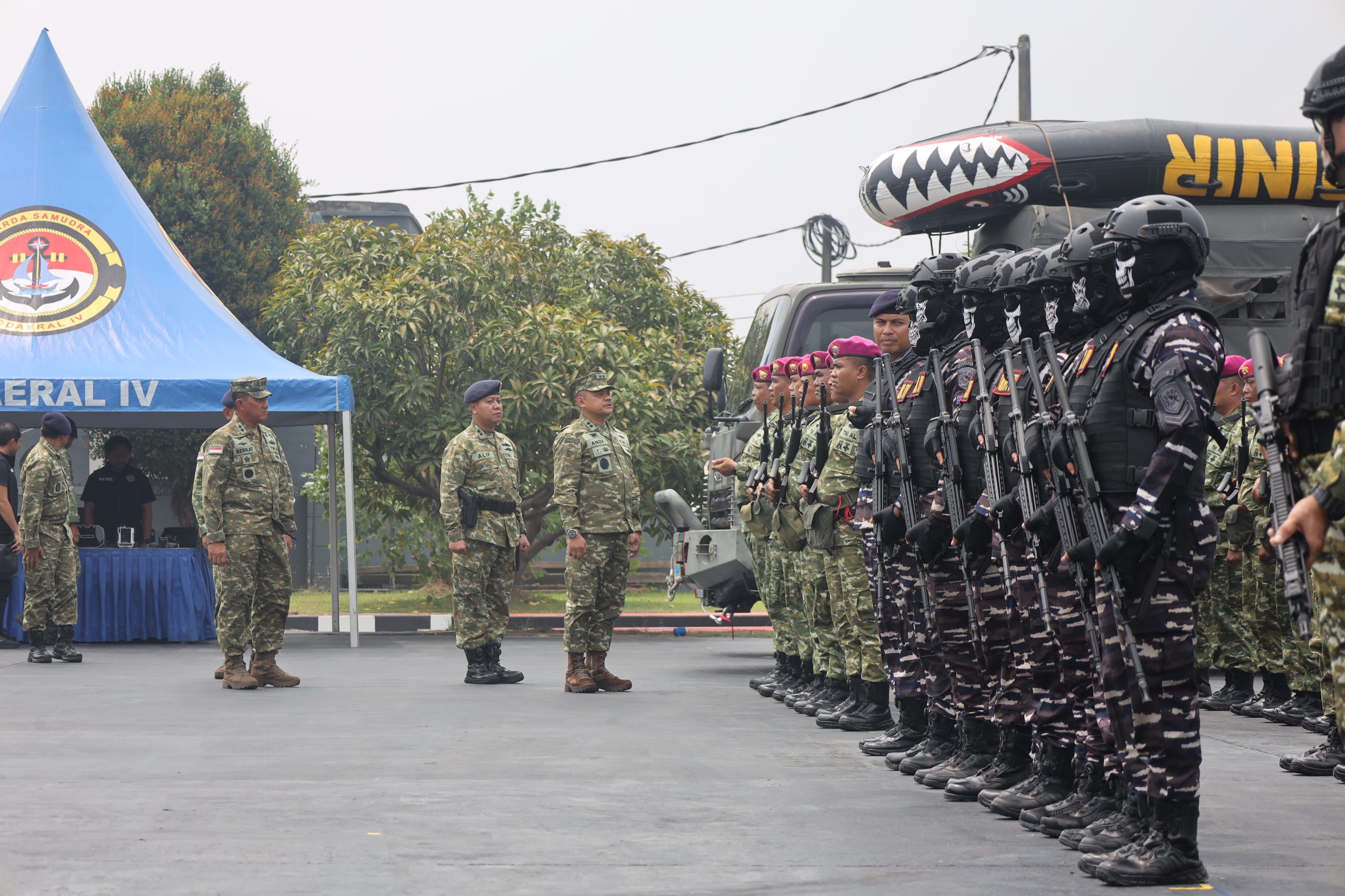 Asintel Kasal Laksda TNI Andy Kriswanto, S.E., M.M., Dan Dankodaeral IV Laksda TNI Berkat Widjanarko, S.E Meninjau Apel Kesiapsiagaan Penanggulangan Bencana Alam (Gulbencal) sekaligus meresmikan pembentukan Tim Reaksi Cepat atau Quick Response Naval Command Di Mako Kodaeral IV Di Batam.