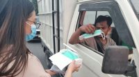 Rumah Sakit Ibu dan Anak (RSIA) Royal Medika menggelar aksi sosial dengan membagikan 250 boks masker kepada masyarakat di kawasan Simpang Franky, Kecamatan Batam Kota,