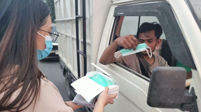 Rumah Sakit Ibu dan Anak (RSIA) Royal Medika menggelar aksi sosial dengan membagikan 250 boks masker kepada masyarakat di kawasan Simpang Franky, Kecamatan Batam Kota,